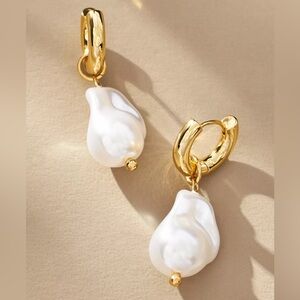 NWOT Anthropologie Baroque Pearl Huggie Hoop Earrings